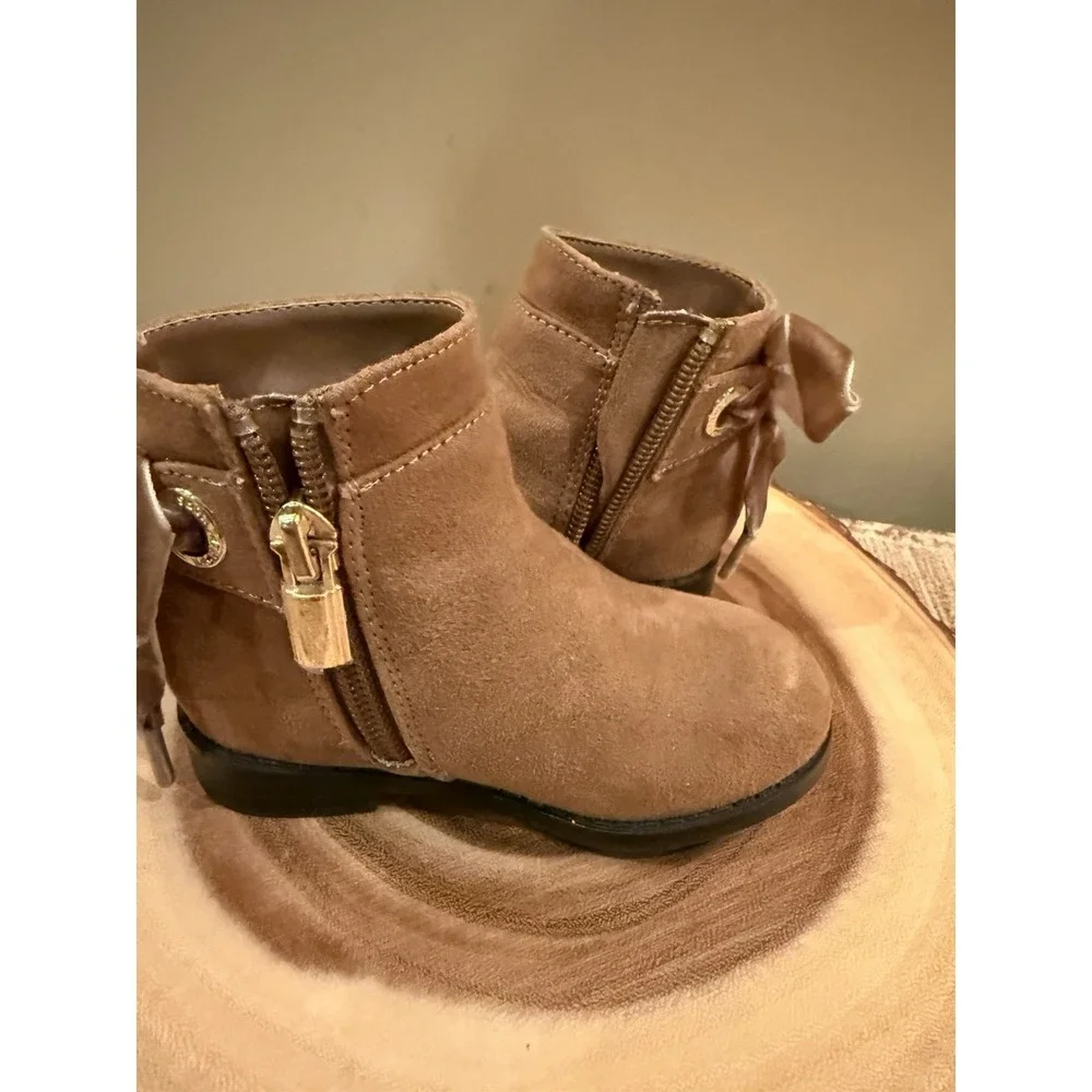 MICHAEL‎ Michael Kors Emma Deb Bow Charm Bootie Baby Girl's 5 Caramel New